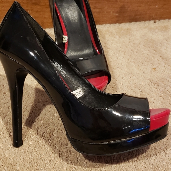 Red heels - Picture 2 of 3